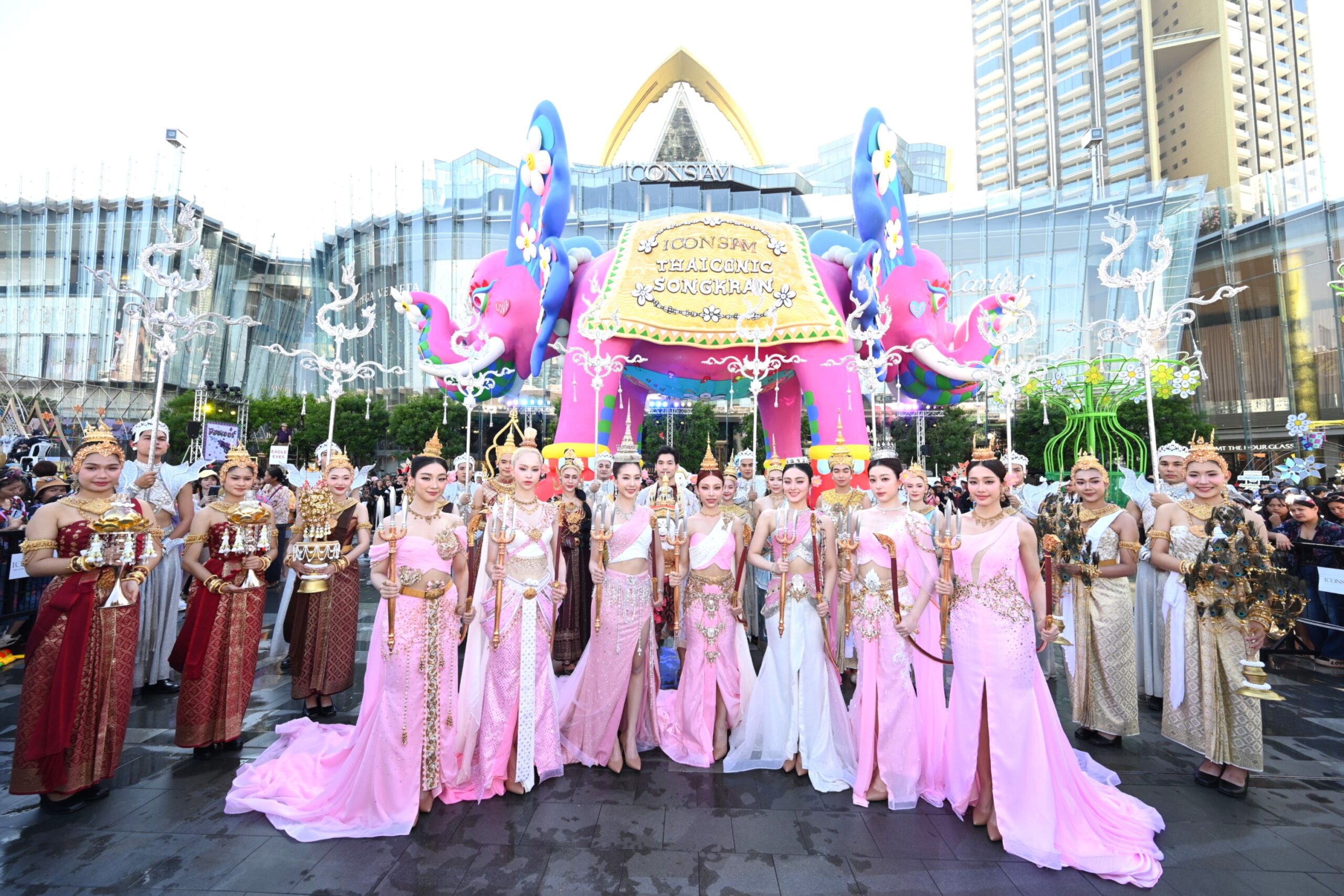 ไอคอนสยามคึกคัก สาด สนุก สุข สิริมงคล สงกรานต์ไทย ครั้งแรกของ “4EVE” สลัดลุคเกิร์ลกรุ๊ปสุดฮอตเป็นนางสงกรานต์รากษสเทวี ในงาน “ICONSIAM THAICONIC SONGKRAN 2026”